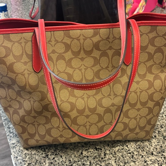 Coach City Tote Signature Canvas Wild Strawberry - Picture 2 of 4